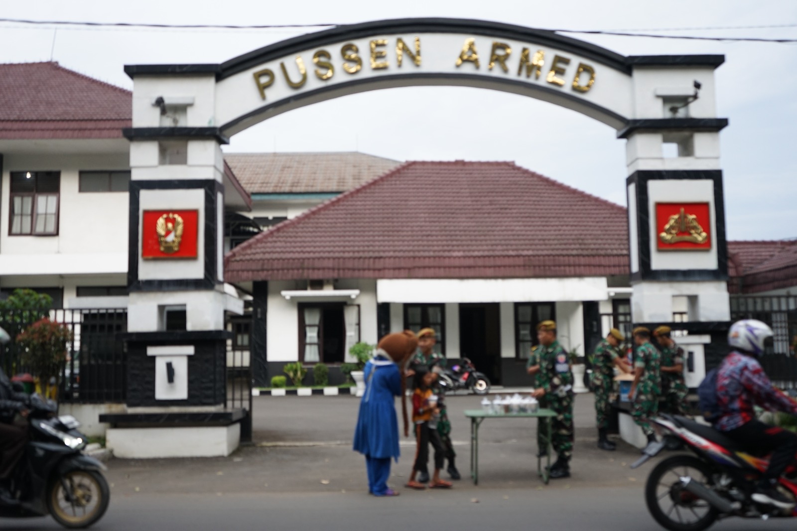 Bulan Penuh Berkah Pussenarmed Berbagi Takjil Kepada Masyarakat Kota Cimahi