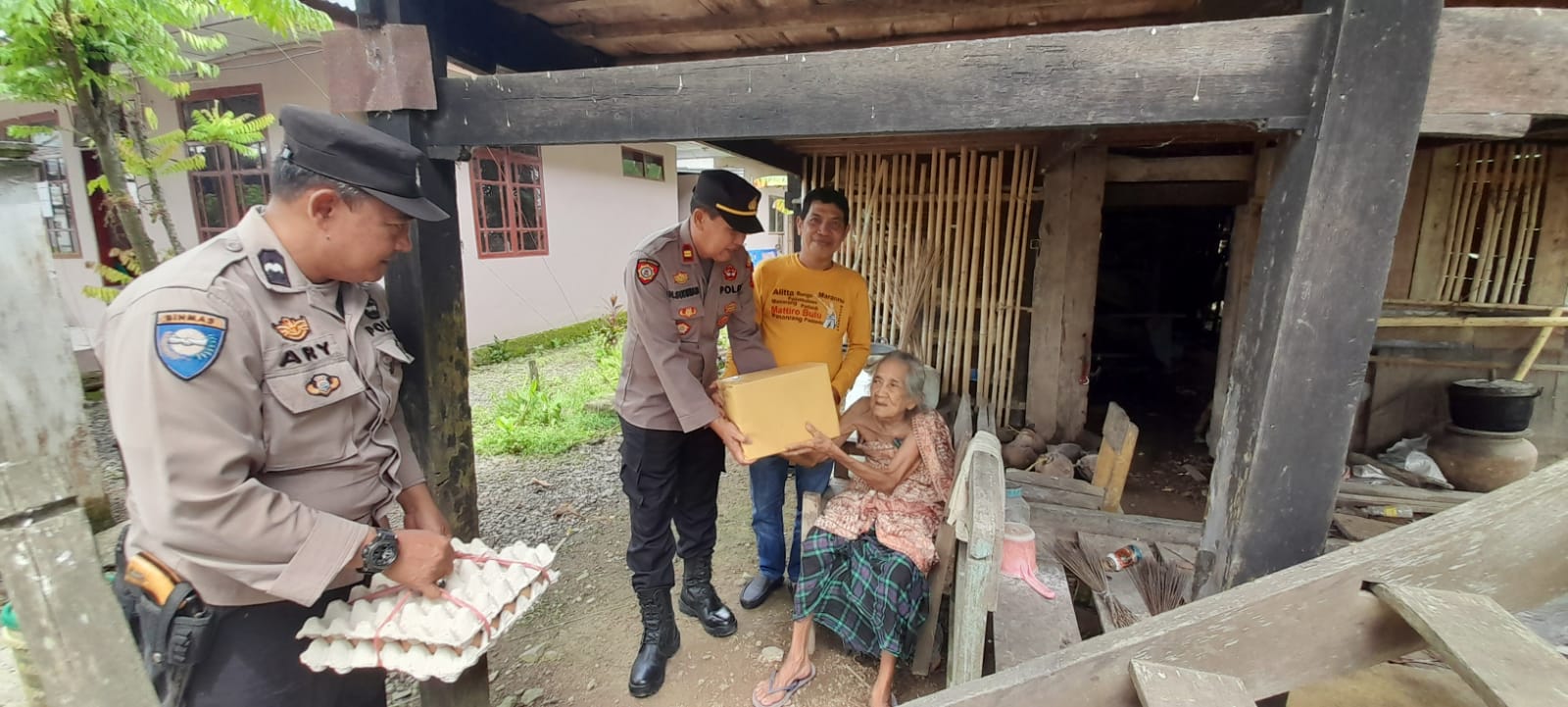 Personel Polsek Mattiro Bulu Laksanakan Bakti Sosial di Barugae