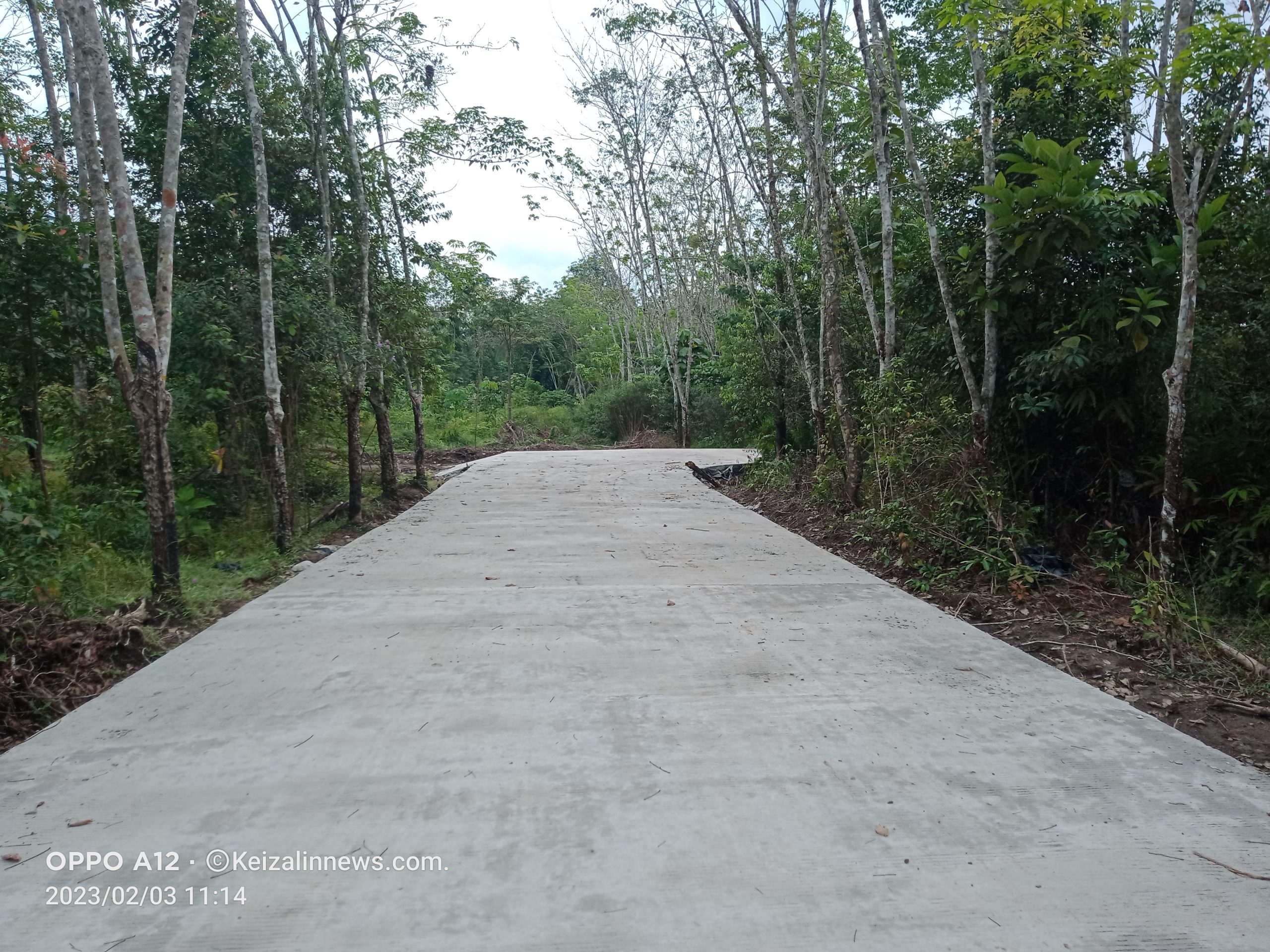 Baru Selsai Dibangun Jalan Cor Beton Desa Tanah Abang Sudah Pecah dan Patah