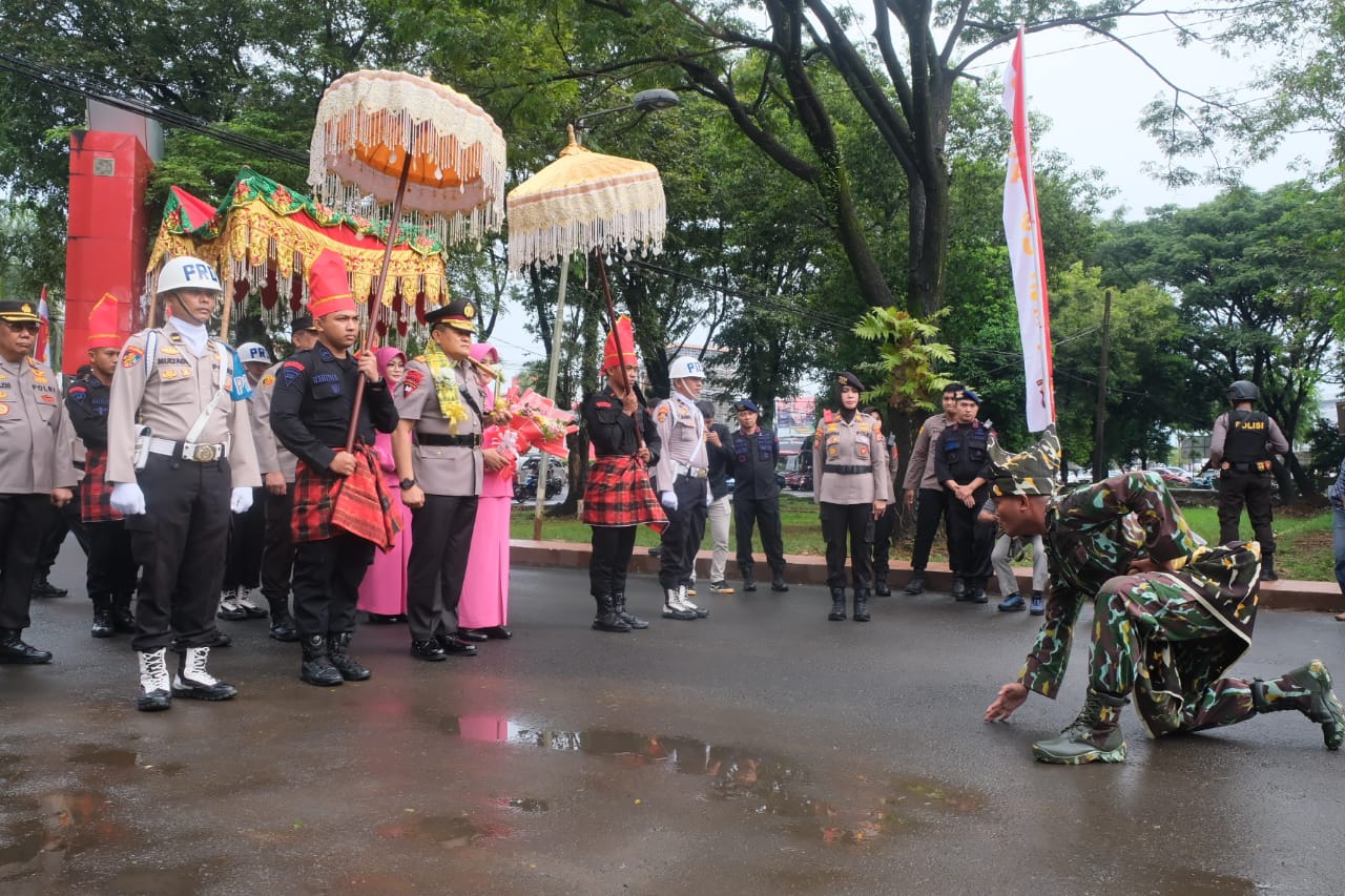 Tradisi Angngaru dan Tari Padduppa Sambut Kedatangan Kapolda Sulsel Yang Baru