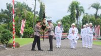 Komjen Pol Nana Sudjana serahkan Pataka Pallawa Lipu Polda Sulsel ke Irjen Setyo Boedi Moempoeni