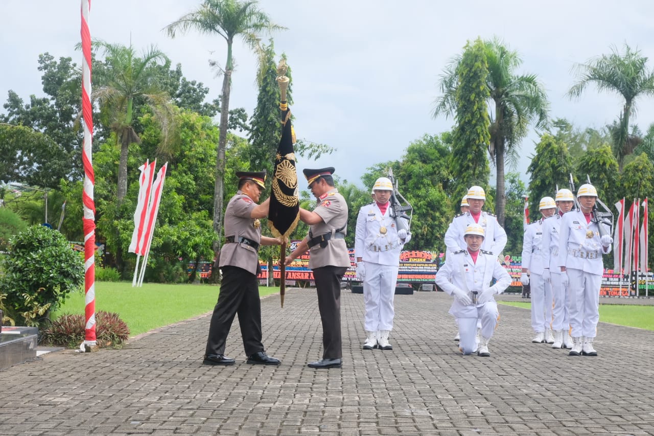 Komjen Pol Nana Sudjana serahkan Pataka Pallawa Lipu Polda Sulsel ke Irjen Setyo Boedi Moempoeni