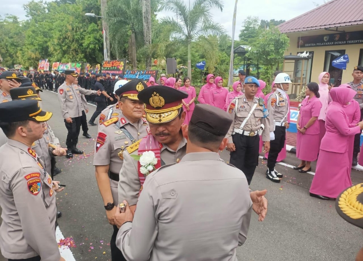 Kapolres Pinrang Bersama Ketua Bhayangkari Cabang Pinrang Hadiri Sertijab Kapolda Sulsel