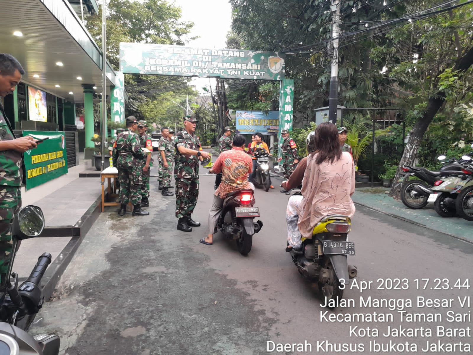 Ramadhan Berbagi, Koramil 01/Tamansari Bagikan Takjil Warga Masyarakat