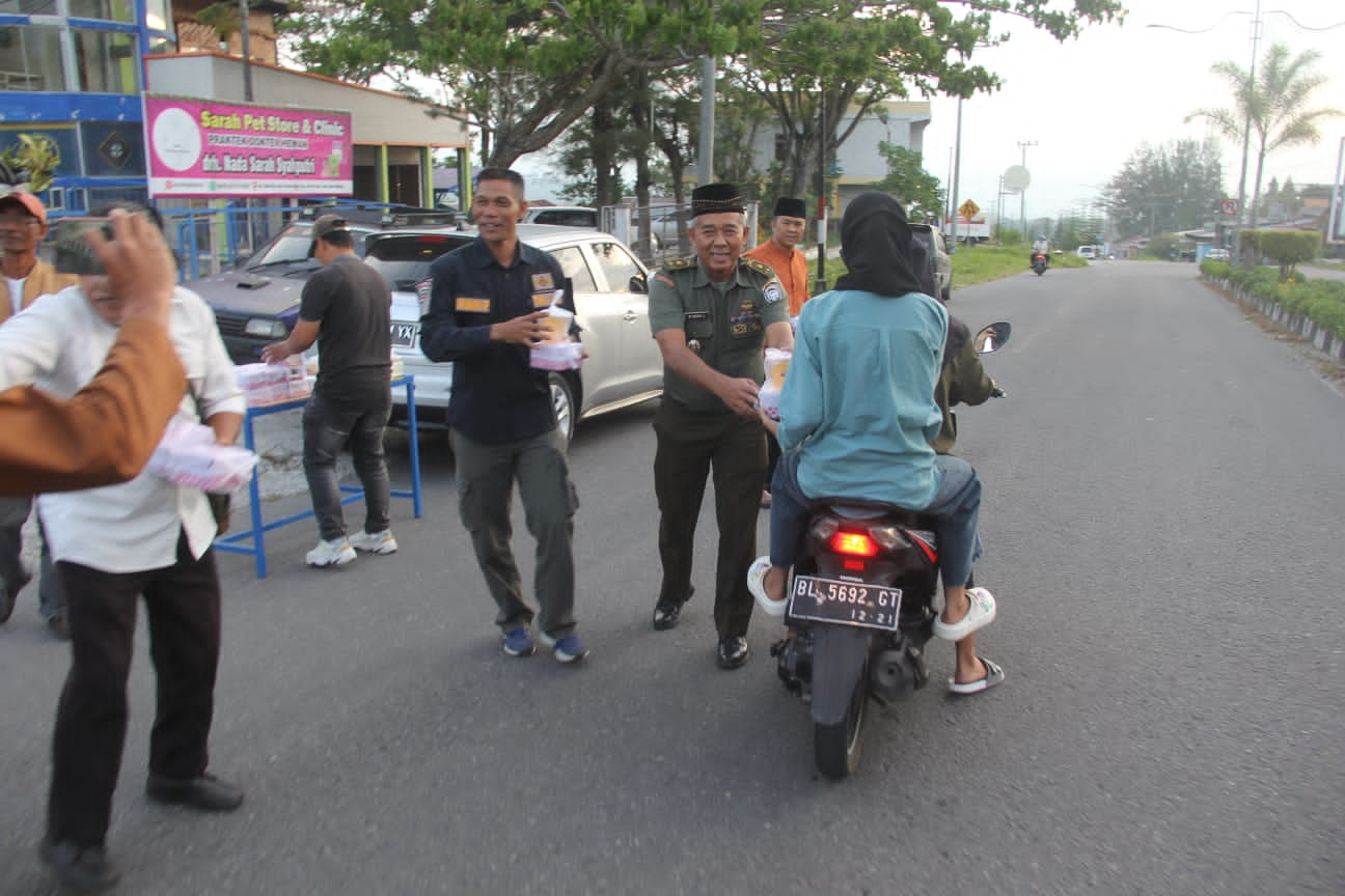 Bentuk Dan kepedulian Kodim 0119/BM dan Persit KCK Cabang XXV bersama Wartawan Bagi Takjil Gratis