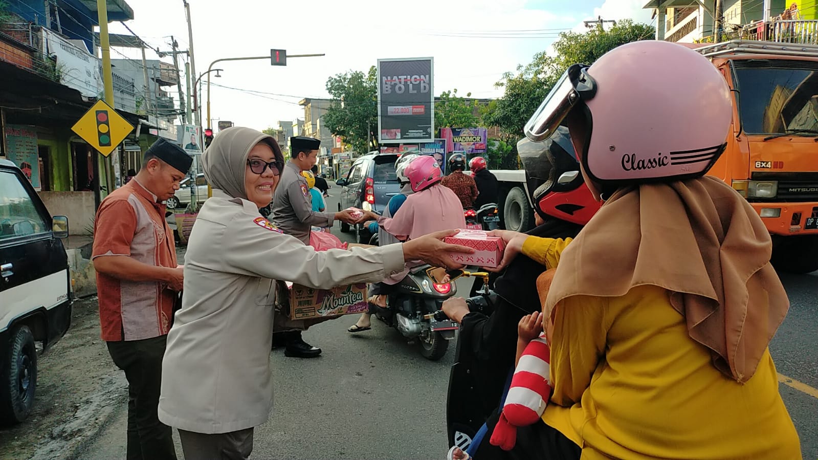 Personil Siwas Polres Pinrang Bagikan Takjil Ramadhan Untuk Warga di Kabupaten Pinrang