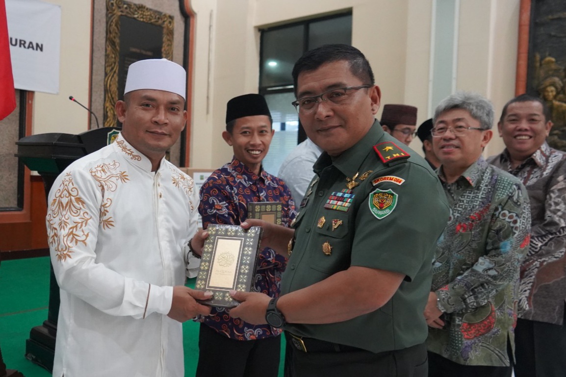 Korem 064/MY Bersama PT Indah Kiat Pulp & Paper Salurkan Donasi 1.000 Alquran ke Ponpes