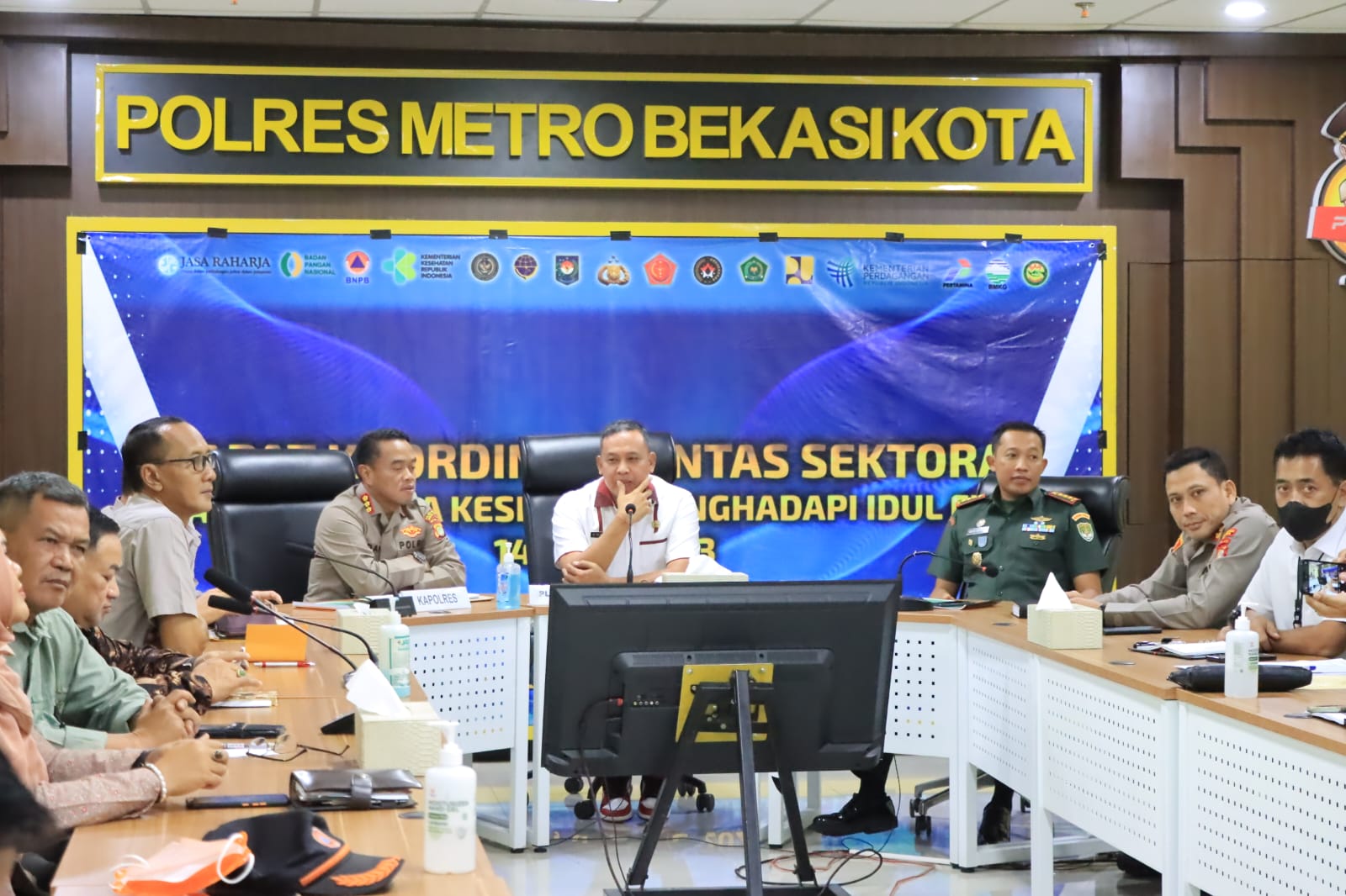 Polres Metro Bekasi Kota bersama 3 Pilar ikuti Rapat Koordinasi Lintas Sektoral Bidang Operasional Tahun 2023 Persiapkan PAM Idul Fitri 1444 H Tahun 2023 Via Zoom Meeting Kapolri dan Para Menteri