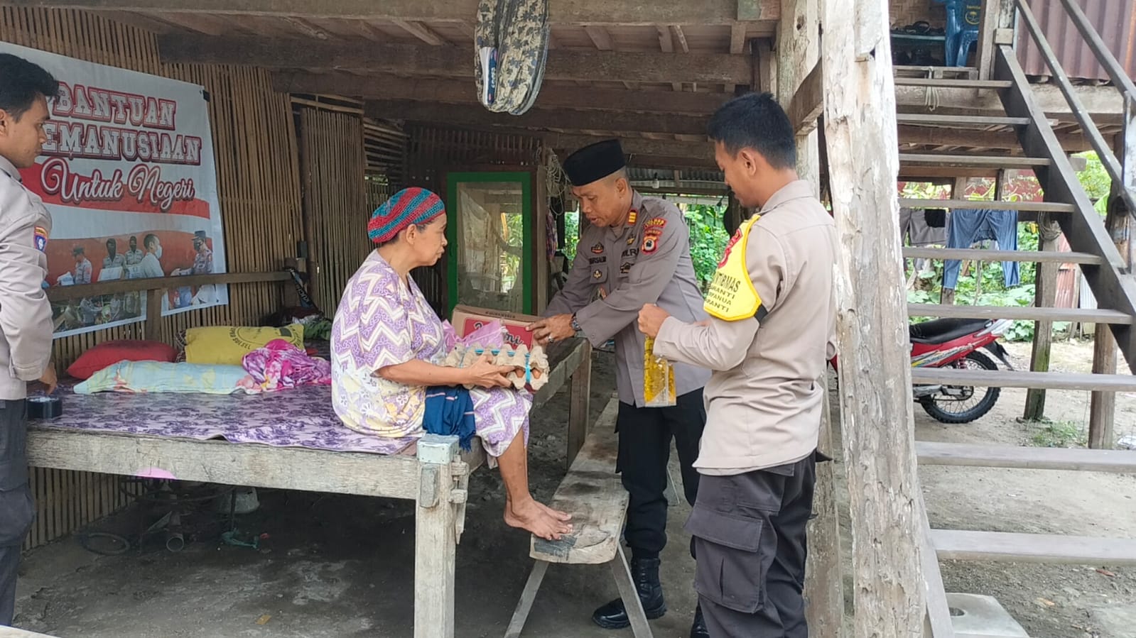 Sesuai Arahan Kapolres Sidrap, Kapolsek Baranti Beri Bantuan Sembako kepada Warga Kurang Mampu