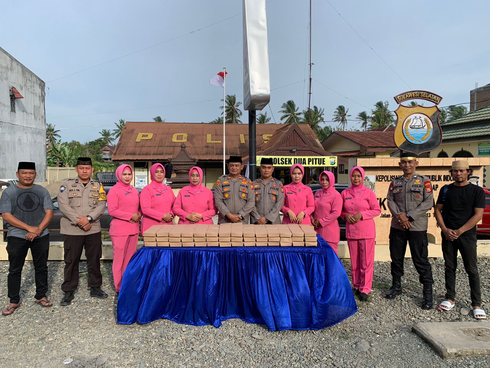 Kapolsek Dua Pitue Polres Sidrap Bersama Bhayangkari Ranting Bagi-bagi Takjil kepada Pengendara