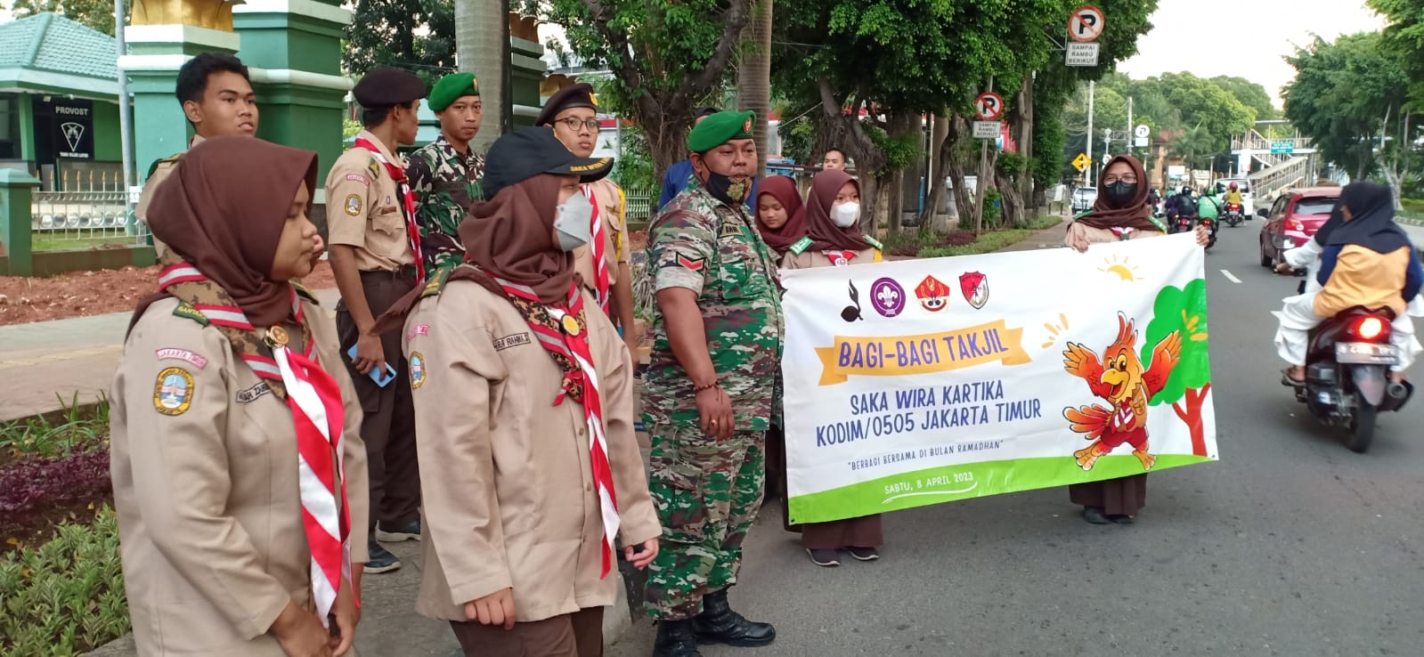 Berkah Ramadhan, Kodim 0505/JT Bersama Pramuka Saka Wira Kartika Bagikan Takjil