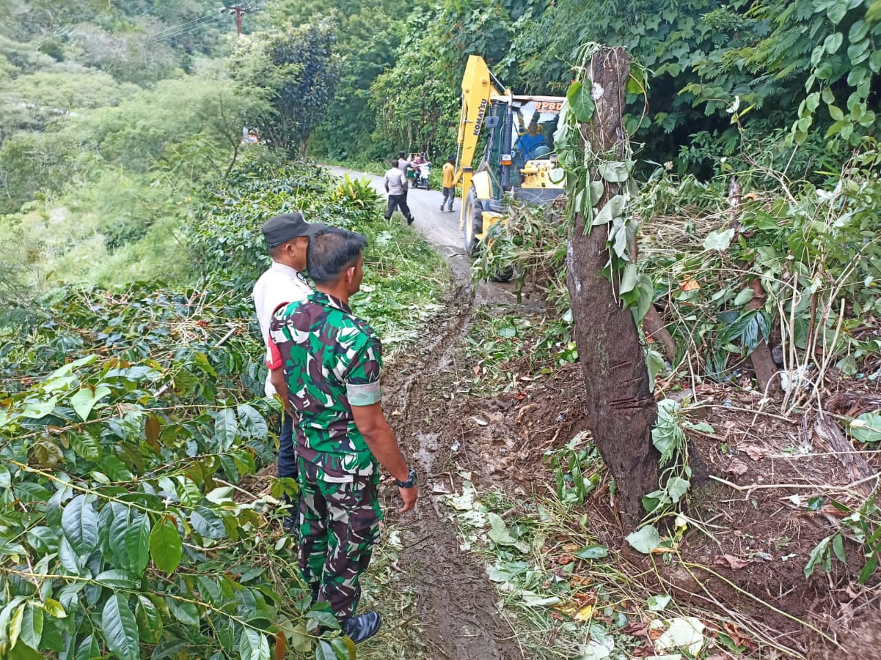 Bencana alam yang menimpa lagi, Tanah Longsor Tutupi Bandan Jalan Desa Batin Baru