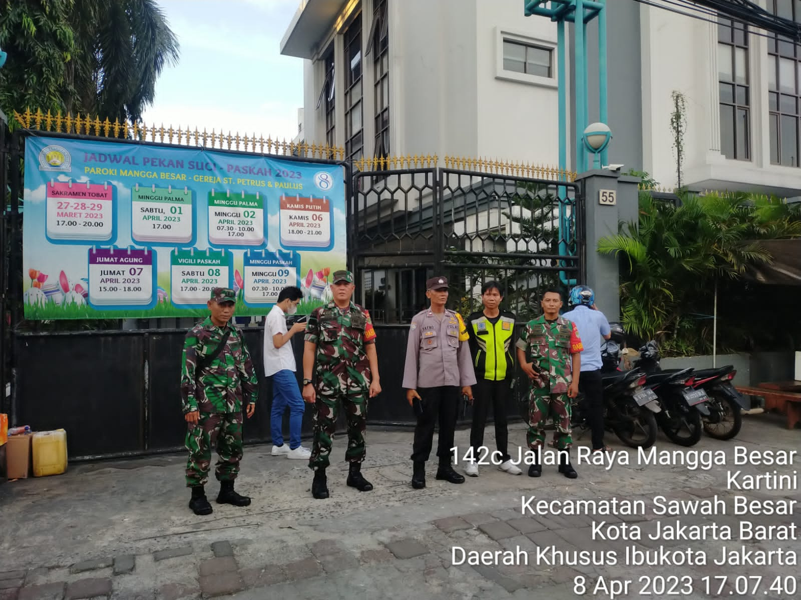 Amankan Giat Misa Sabtu Suci, Personil Koramil 01/Tamansari Monitoring Kegiatan