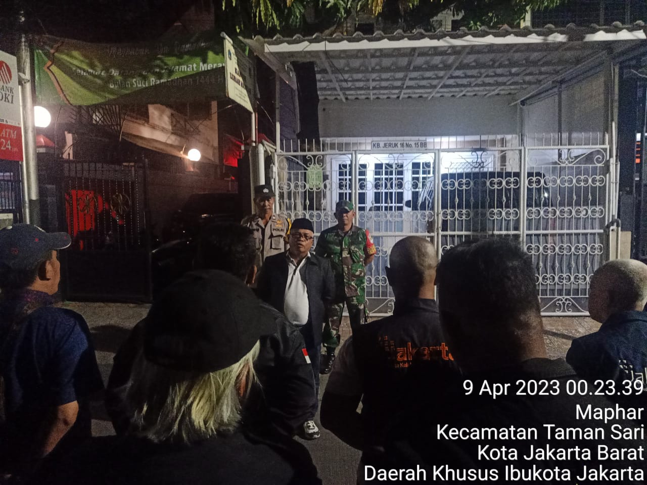 Babinsa Serka Asrianto Bersama Tiga Pilar Tingkat Kelurahan Maphar Gelar Patroli Cipkon