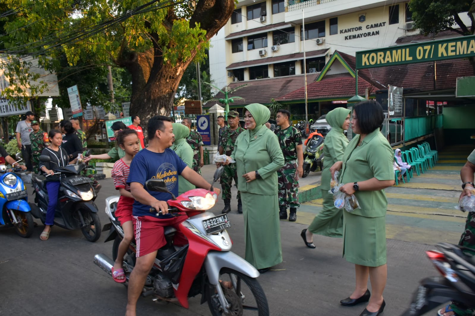 Koramil 07/Kemayoran bersama Persit Ranting 8 Kemayoran Gandeng Club Motor NMX Reider Jakarta dan Mitra Jaya Bagikan Takjil