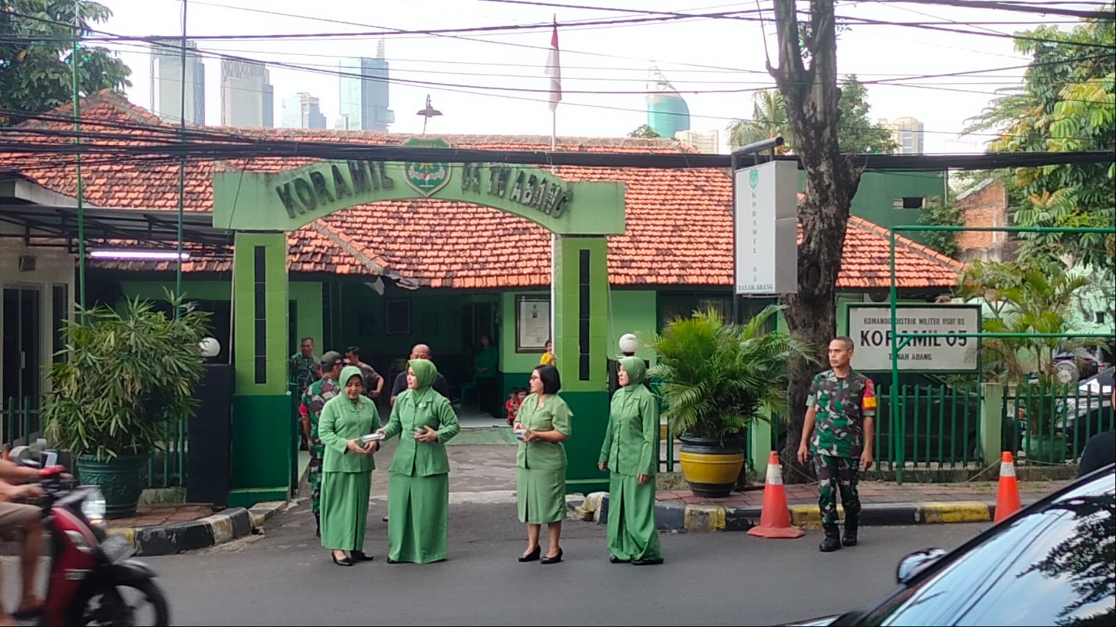 Momen Hari Ulang Tahun Persit KCK Ketua Ranting Koramil 05/TA Bersama Anggota dan Pengurus Berbagi Takjil Kepada Pengguna Jalan di Depan Makoramil