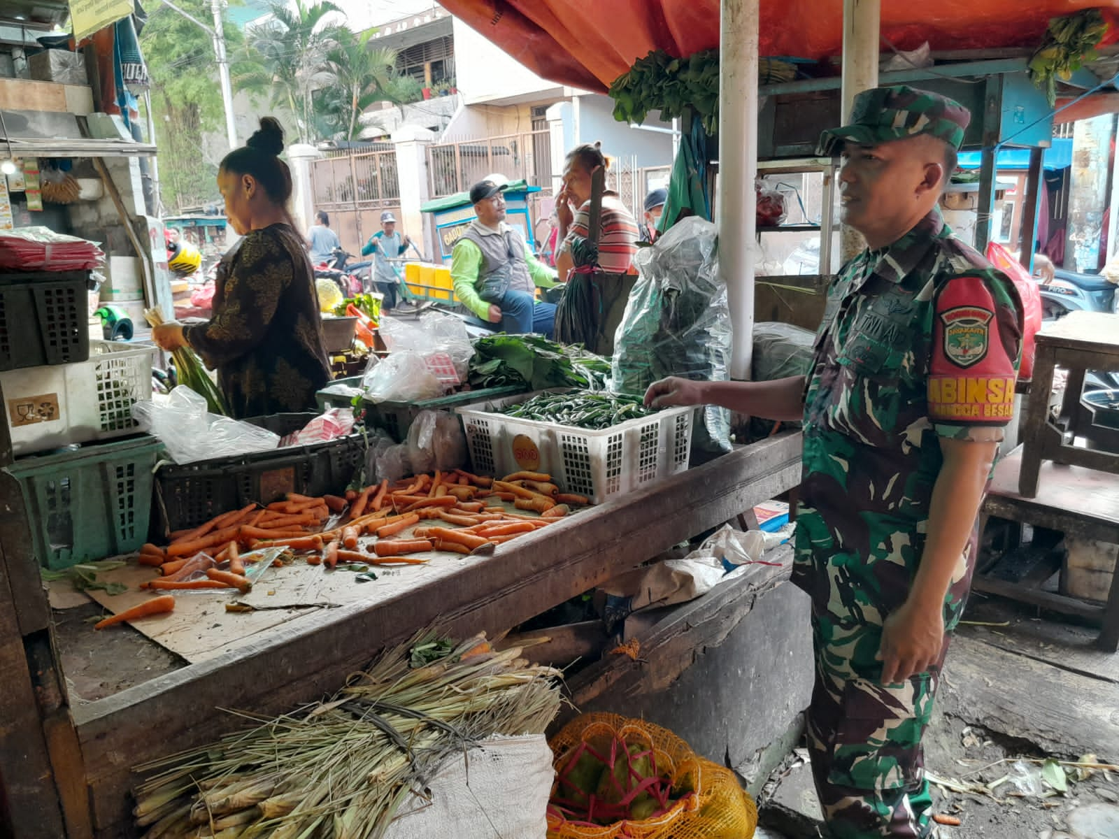 Babinsa Koramil 01/TS, Serka Rudiyanto Pantau Harga Kebutuhan Bahan Pokok di Pasar Tradisional