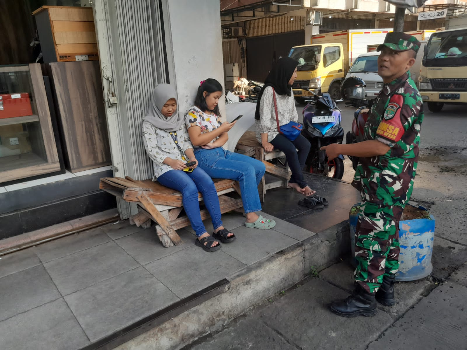 Keakraban Babinsa 01/Tamansari dengan Warganya,Tumbuhkan Kekompakan Serta Kemanunggalan