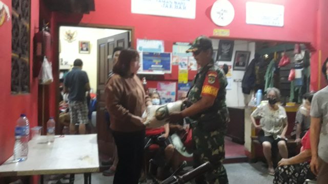 Dua Personil Babinsa Monitoring Giat Pedistribusian Bantuan Beras Tahap Ke-2 di Kelurahan Glodok