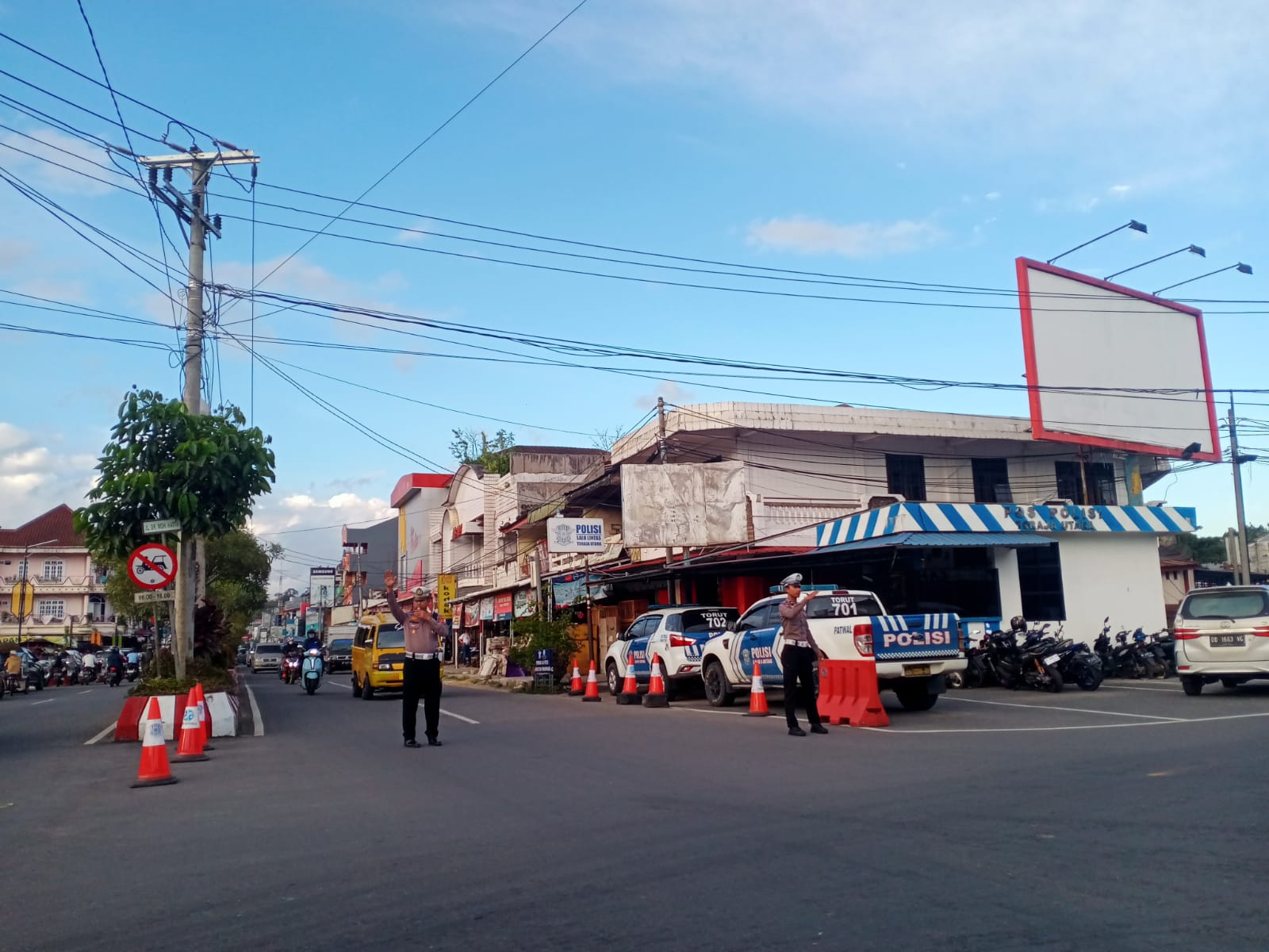 Kawal Aktivitas Masyarakat di Bulan Puasa, Personel Sat Lantas Polres Toraja Utara Intens Gelar Pengaturan Arus Lalin