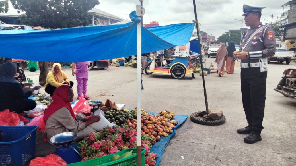 Personel Satlantas Polres Sidrap Beri Edukasi ke Pedagang yang Berjualan Menggunakan Bahu Jalan