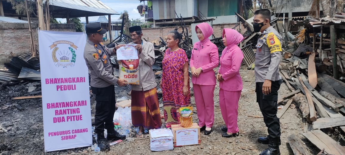 Polsek Dua Pitue Polres Sidrap Berikan Bantuan Kepada Korban Kebakaran