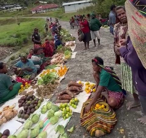 Dihadang KST, Warga Hitadipa Dan Agisiga Murka Tak Bisa Menjual Hasil Bumi ke Sugapa