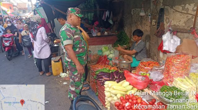 Babinsa Serka Agus Priyono Pantau Stabilitas Harga di Pasar