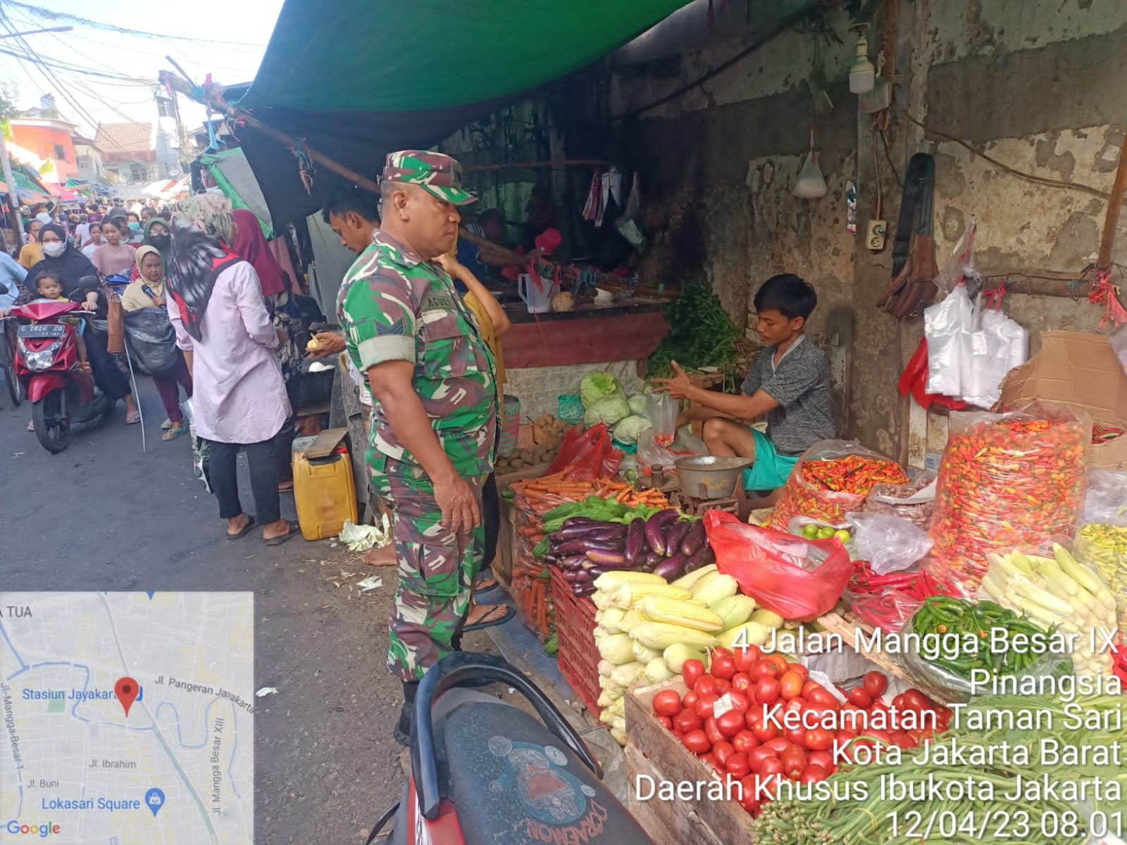 Babinsa Serka Agus Priyono Pantau Stabilitas Harga di Pasar