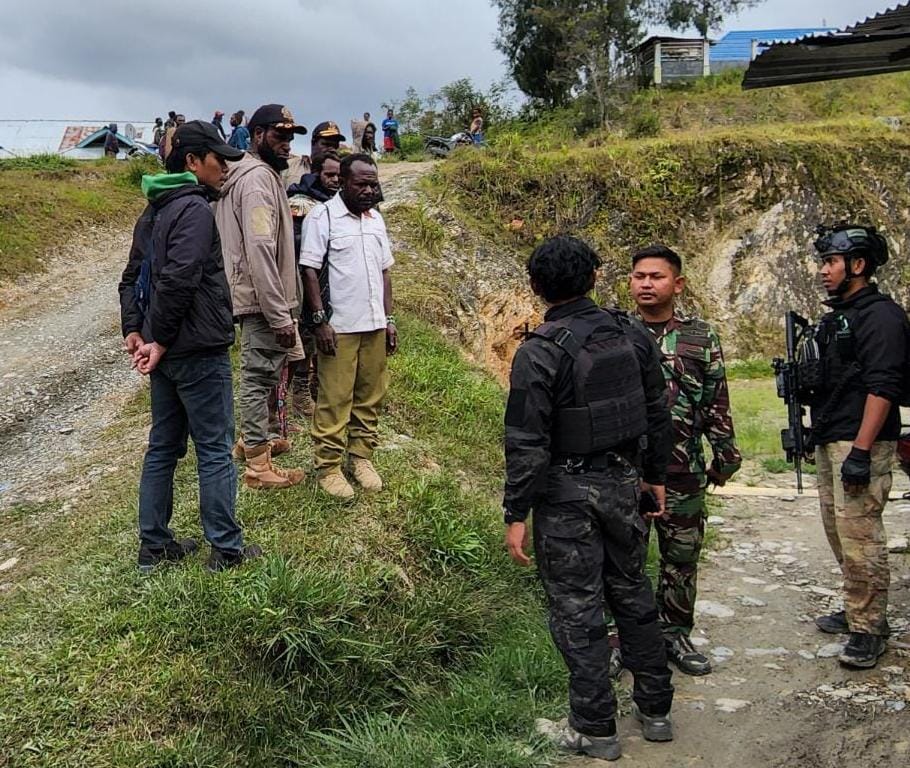 TNI Bantu Warga Air Bersih, Sebaliknya KST Berulah Paksa Warga Mengungsi Dari Kampung