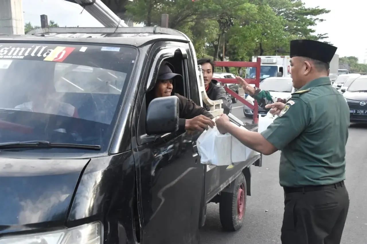 Disambut Antusias Masyarakat, Kodam Jaya Berbagi Takjil Gratis di Depan Makodam Jaya