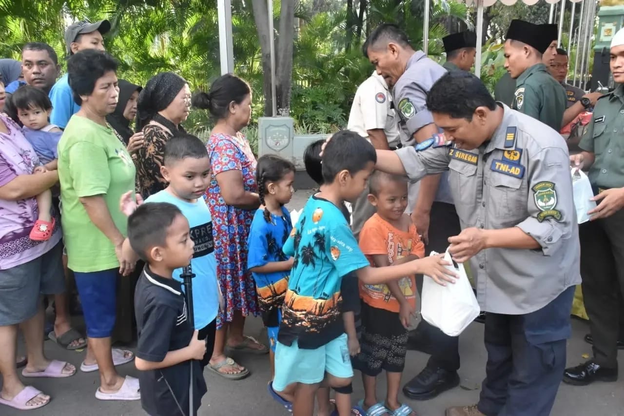 Disambut Antusias Masyarakat, Kodam Jaya Berbagi Takjil Gratis di Depan Makodam Jaya