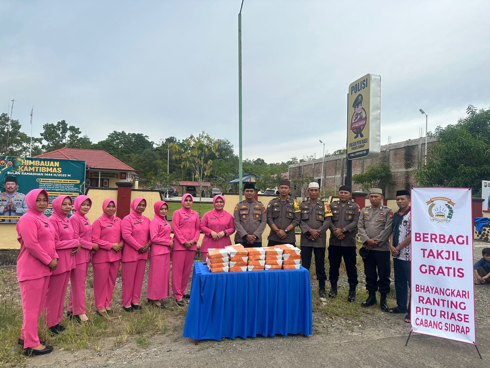 Kapolsek Pitu Riase Polres Sidrap Bersama Bhayangkari Ranting Bagi Takjil ke Pengendara Sekaligus Buka Bersama