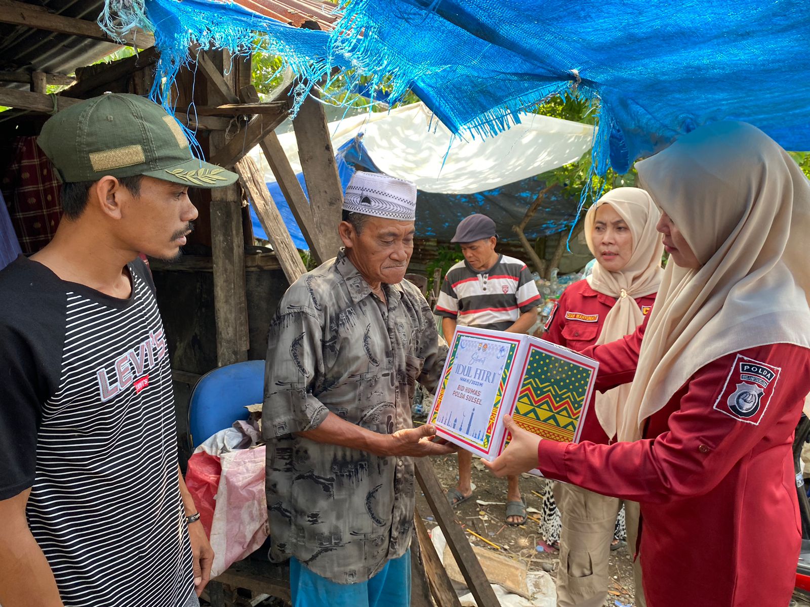 Berkah Ramadhan, Personel Bid Humas Polda Sulsel salurkan bansos untuk warga tidak mampu di Kec.Biringkanaya Makassar