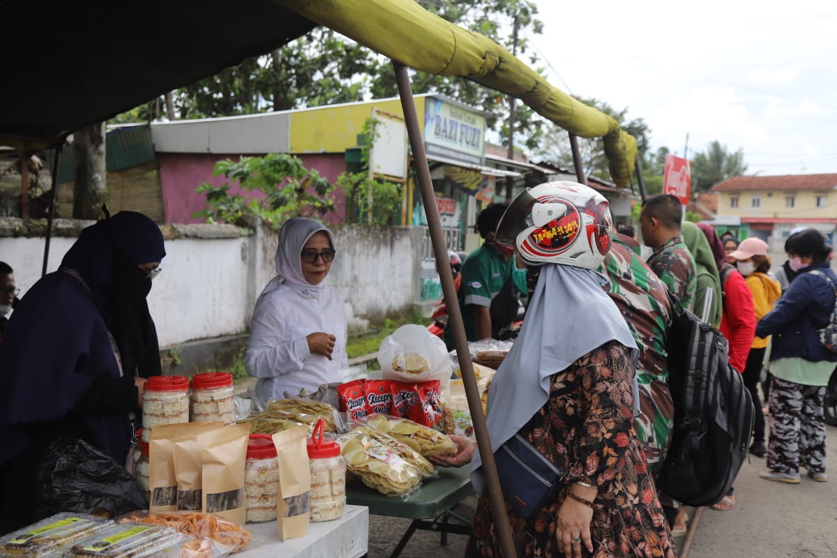 Kodim 0603/Lebak Menggelar Bazar Sembako Murah Di Depan Mako Kodim