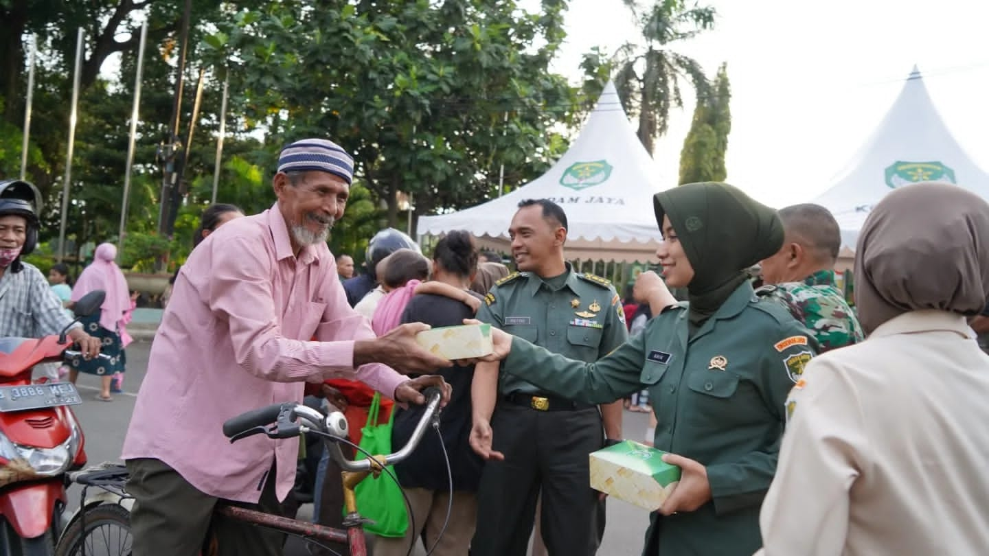 Kodam Jaya Peduli dan Berbagi Kebahagiaan dengan Memberikan Paket Takjil Ramadhan