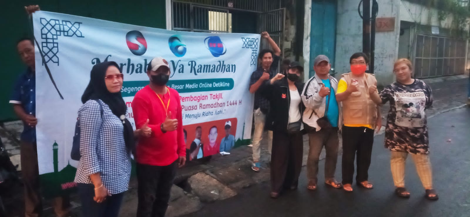 Berbagi Keberkahan,Pimpinan Redaksi Media Detikline Bersama Staf Berbagi Takjil Kepada Masyarakat