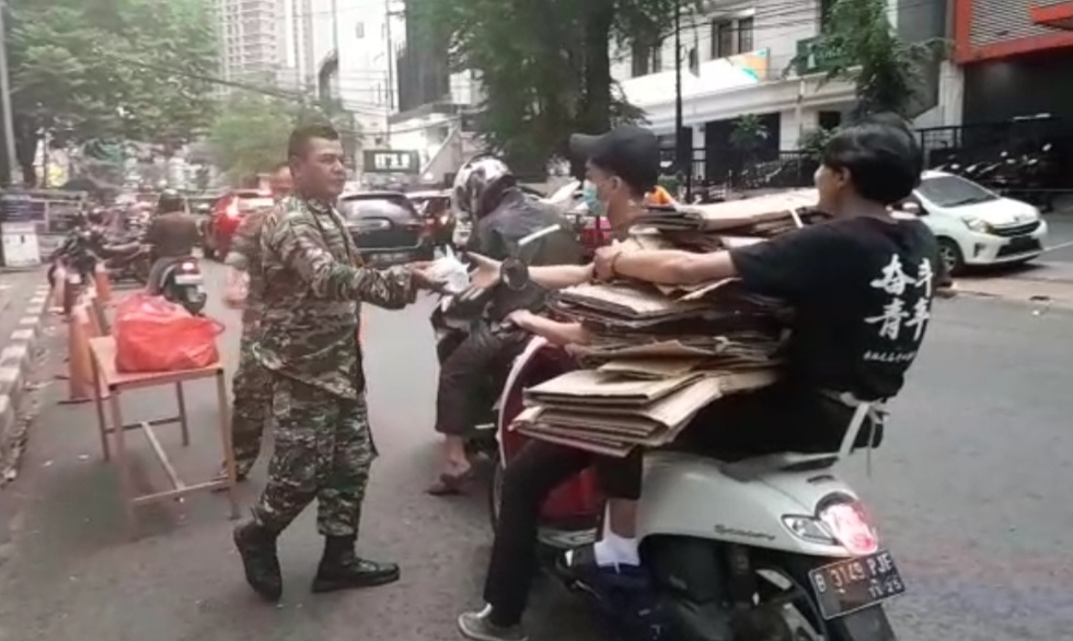 Danramil 05/Tanah Abang : Pembagian Takjil Adalah Bentuk Solidaritas Kami