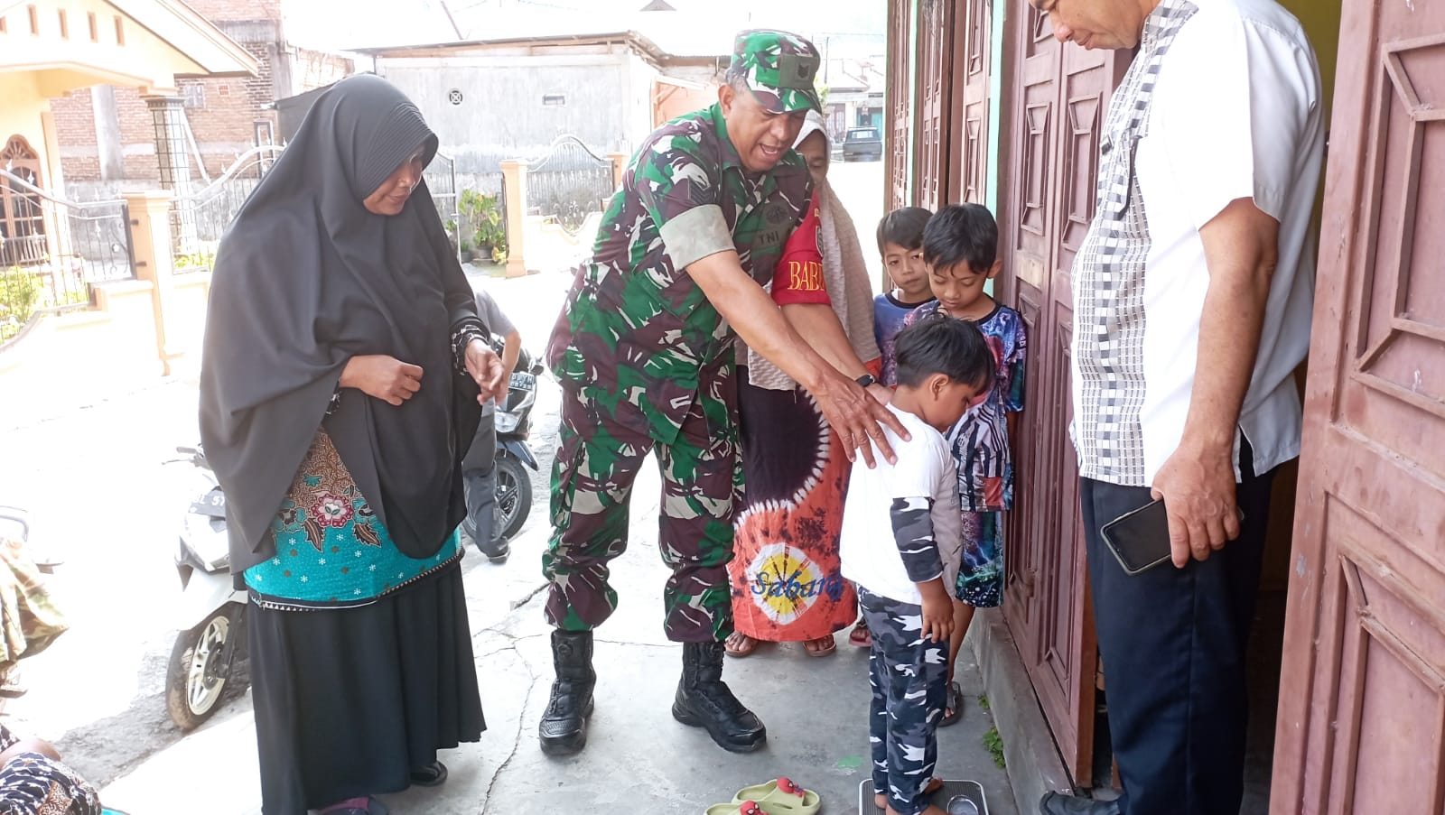 Dukung Posyandu: Para Babinsa Koramil 02/Wih Pesam Kejar Timbang Stanting