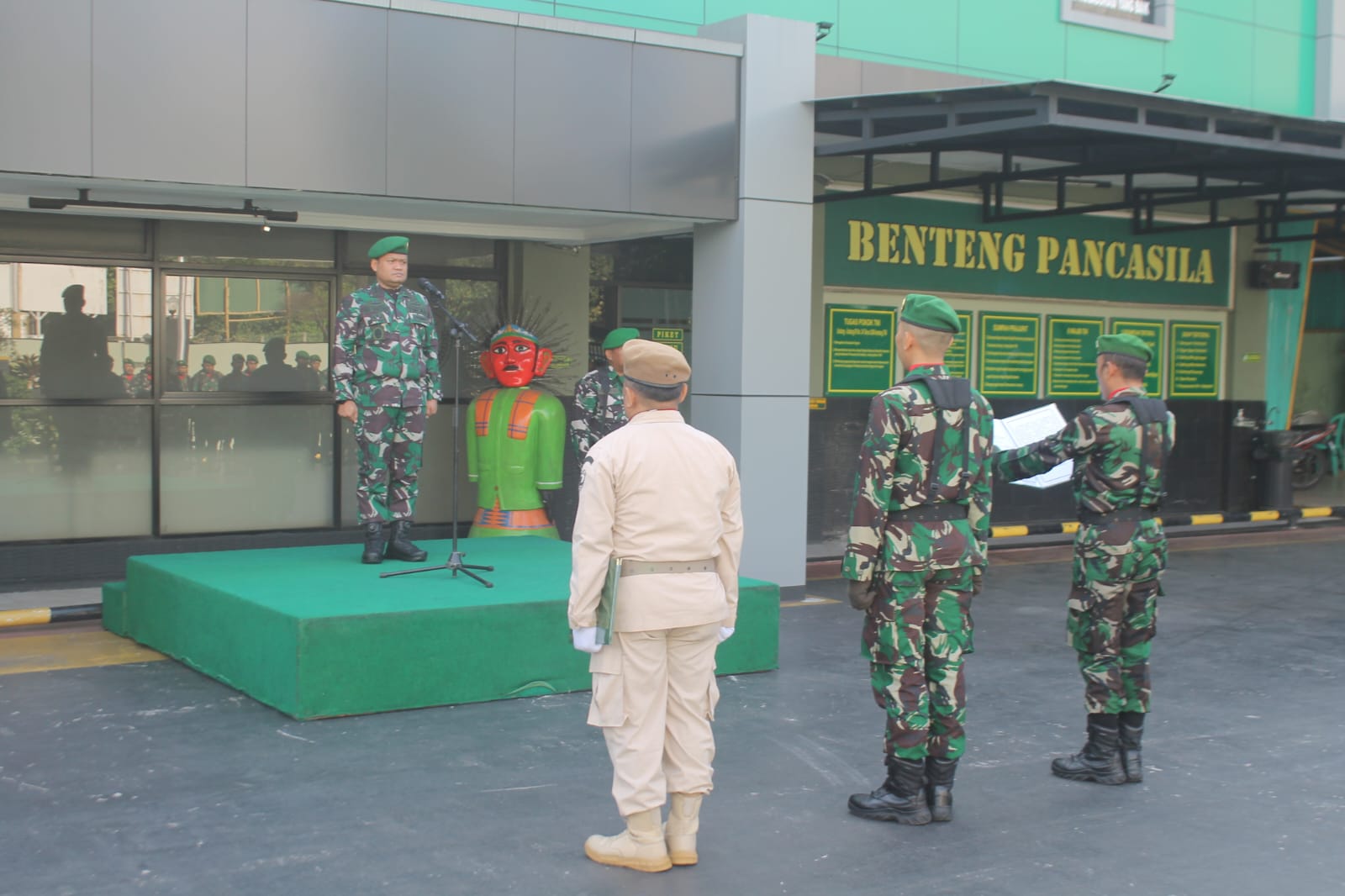 Jajaran Anggota Kodim 0503/JB Laksanakan Upacara 17 an di Makodim