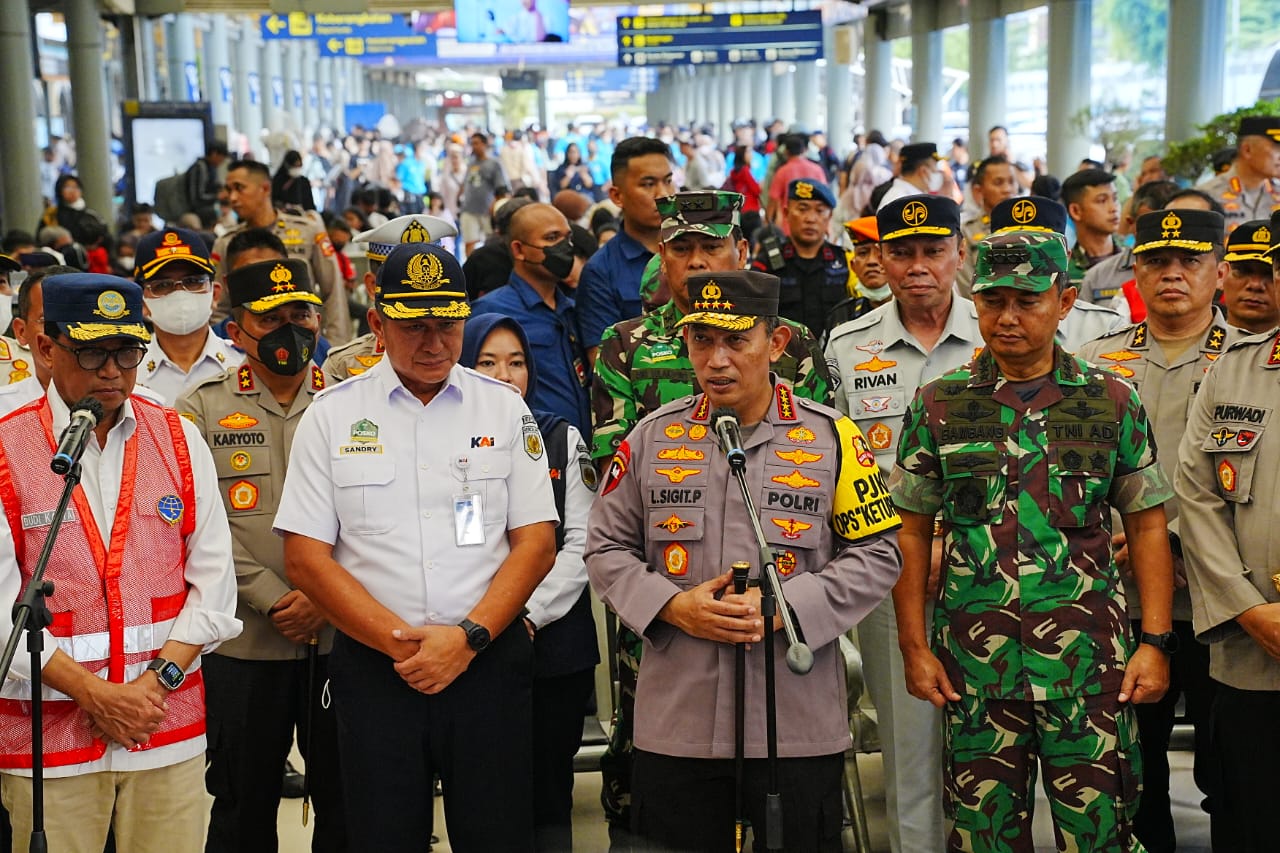 Tinjau Stasiun Senen, Kapolri Anjurkan Warga yang Mudik Gunakan Kereta Api karena Lebih Aman