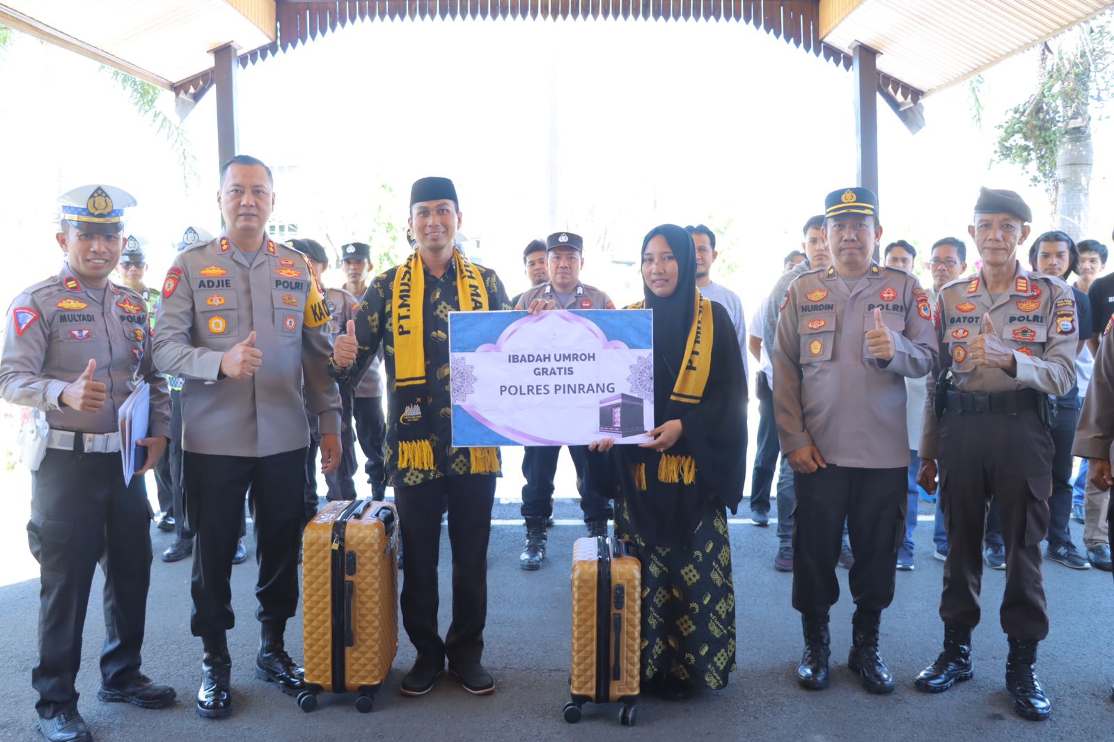 Kapolres Pinrang melepas dua personil polres pinrang yang akan melaksanakan ibadah umroh