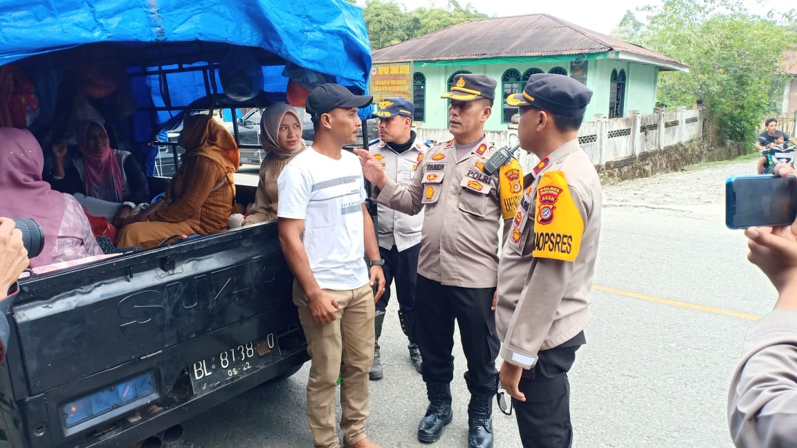 Polres Bener Meriah Memberikan Teguran Dan Himbauan Kepada Pengendara Mobil Barang Yang Membawa Penumpang