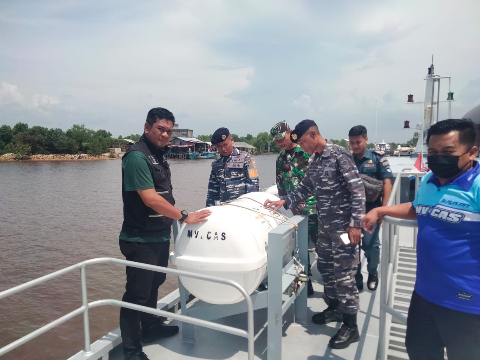 TNI AL, Pastikan Keamanan Pelayaran di Laut Aman, Lanal Dumai Laksanakan Pengecekan Alat Keselamatan Kapal