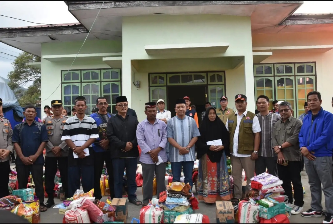 Kunjungi Korban Kebakaran Kampung Kemili, Pj. Bupati T. Mirzuan Serahkan Bantuan Kepada Korban