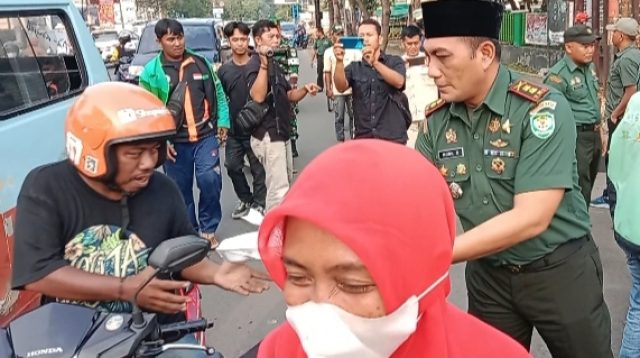 Berbagi berkah di Bulan Suci Ramadhan, Kodim 0614/Kota Cirebon bagi-bagi takjil