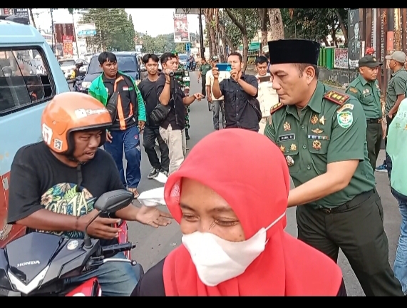 Berbagi berkah di Bulan Suci Ramadhan, Kodim 0614/Kota Cirebon bagi-bagi takjil