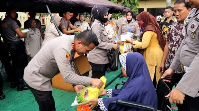 Warga Serbu Bazar Murah Ramadan Polresta Cirebon