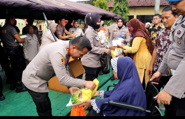 Warga Serbu Bazar Murah Ramadan Polresta Cirebon