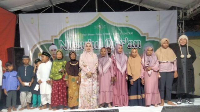 Wabup Cirebon Bunda Ayu Hadiri Nuzulul Qur,an Beri Santunan Anak Yatim Dan Jompo Di Desa Kanci Wetan